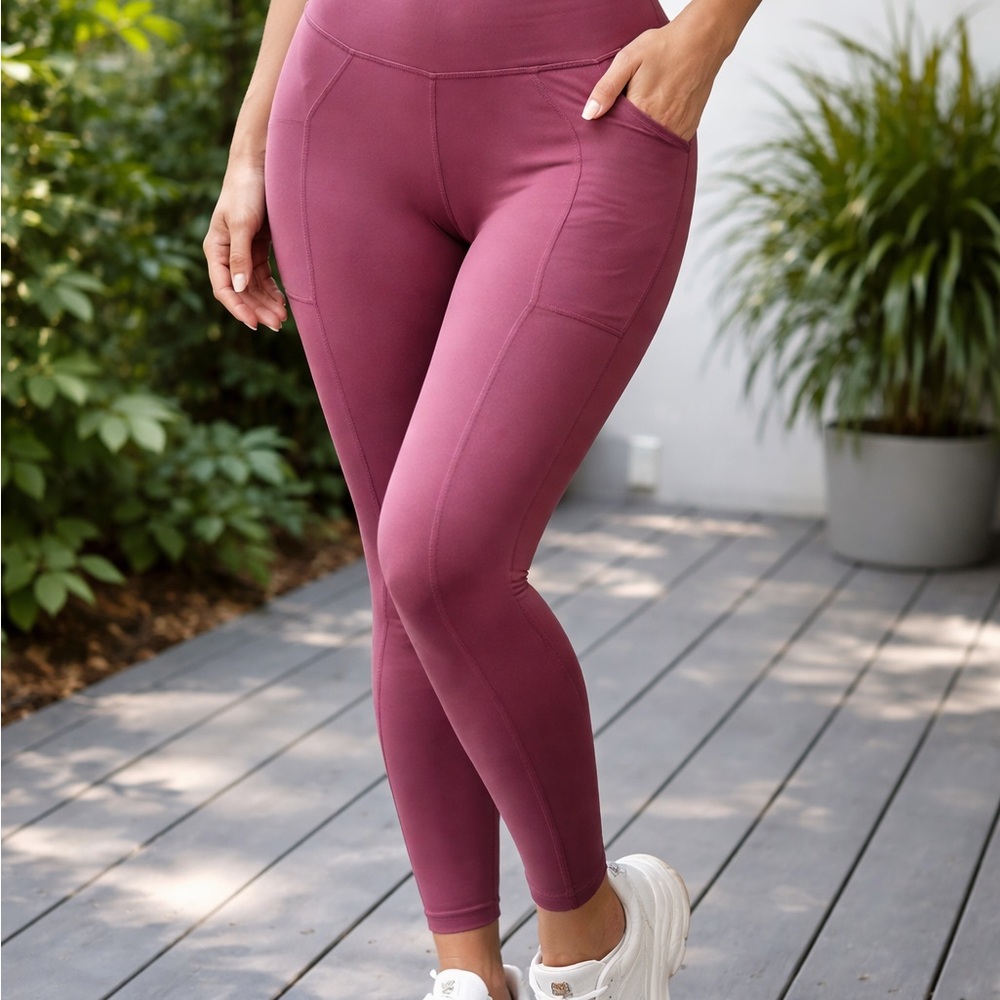High-Waist Pocket Leggings in It's like a dark pink.